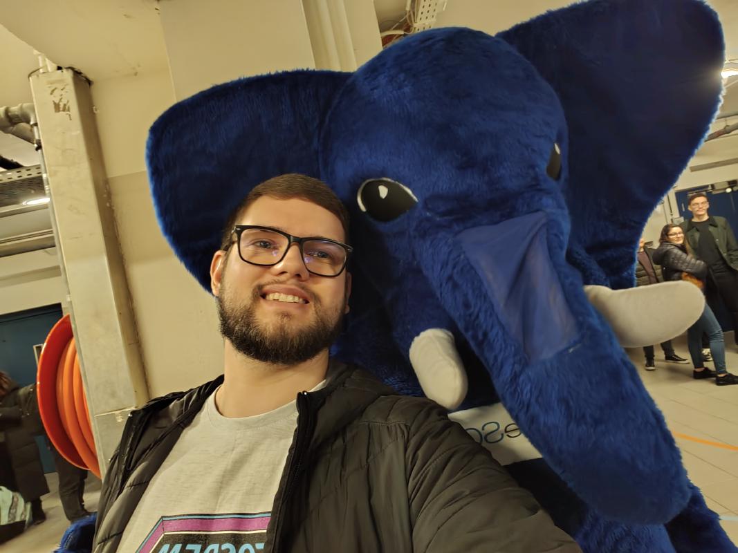 It's clear that I don't know how to take selfies, and the poor low-light performance of the Fairphone 5 camera certainly
didn't help.