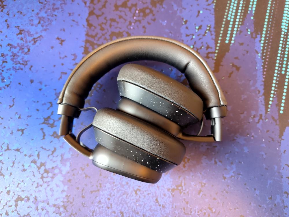 Fairphone Fairbuds XL, folded